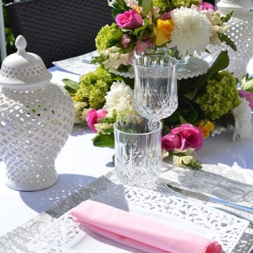 Outdoor Summer Tablescape + DIY Floral Centerpiece