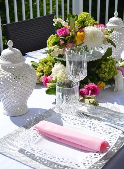 Summer Tablescape: ACRYLIC & DISPOSABLE TABLEWARE THAT WILL HAVE YOUR GUESTS THINKING IT’S REAL + DIY FLORAL CENTERPIECE