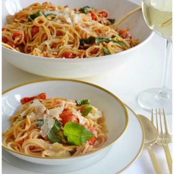 30-MINUTE MEAL RECIPE: GARLICKY TOMATO PASTA WITH WHITE WINE SAUCE