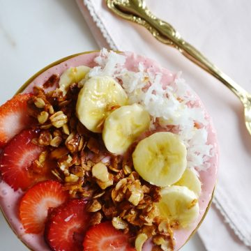 STRAWBERRY-BANANA & GRANOLA SMOOTHIE BOWL RECIPE THAT WILL BRIGHTEN YOUR MORNING