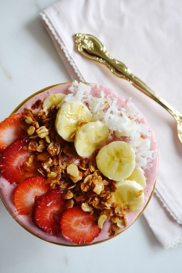 STRAWBERRY-BANANA & GRANOLA SMOOTHIE BOWL RECIPE THAT WILL BRIGHTEN YOUR MORNING