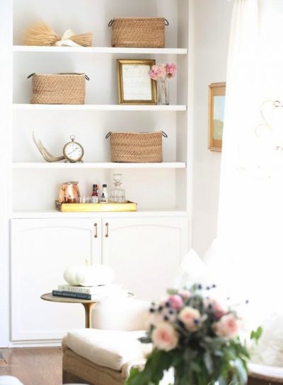 A FEW STYLED BOOKSHELF IDEAS FOR THE EARLY FALL SEASON