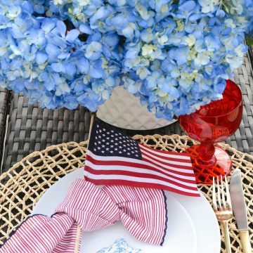 CELEBRATING MEMORIAL DAY WITH A RED, WHITE & BLUE OUTDOOR TABLESCAPE