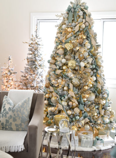 CHRISTMAS LIVING ROOM IN SAGE GREEN AND GOLD
