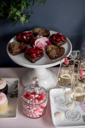 Holiday Tabletop: HOW TO THROW A BEAUTIFULLY BLUSH GALENTINE'S DAY SOIREE