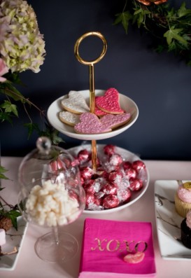 Holiday Tabletop: HOW TO THROW A BEAUTIFULLY BLUSH GALENTINE'S DAY SOIREE