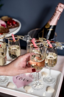 Holiday Tabletop: HOW TO THROW A BEAUTIFULLY BLUSH GALENTINE'S DAY SOIREE