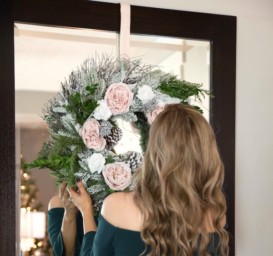 A PINK & GOLD CHRISTMAS DECORATED LIVING ROOM