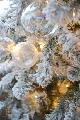 MY CHRISTMAS HOME TOUR:A STYLISHLY COZY CHRISTMAS BEDROOM