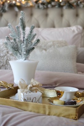MY CHRISTMAS HOME TOUR:A STYLISHLY COZY CHRISTMAS BEDROOM